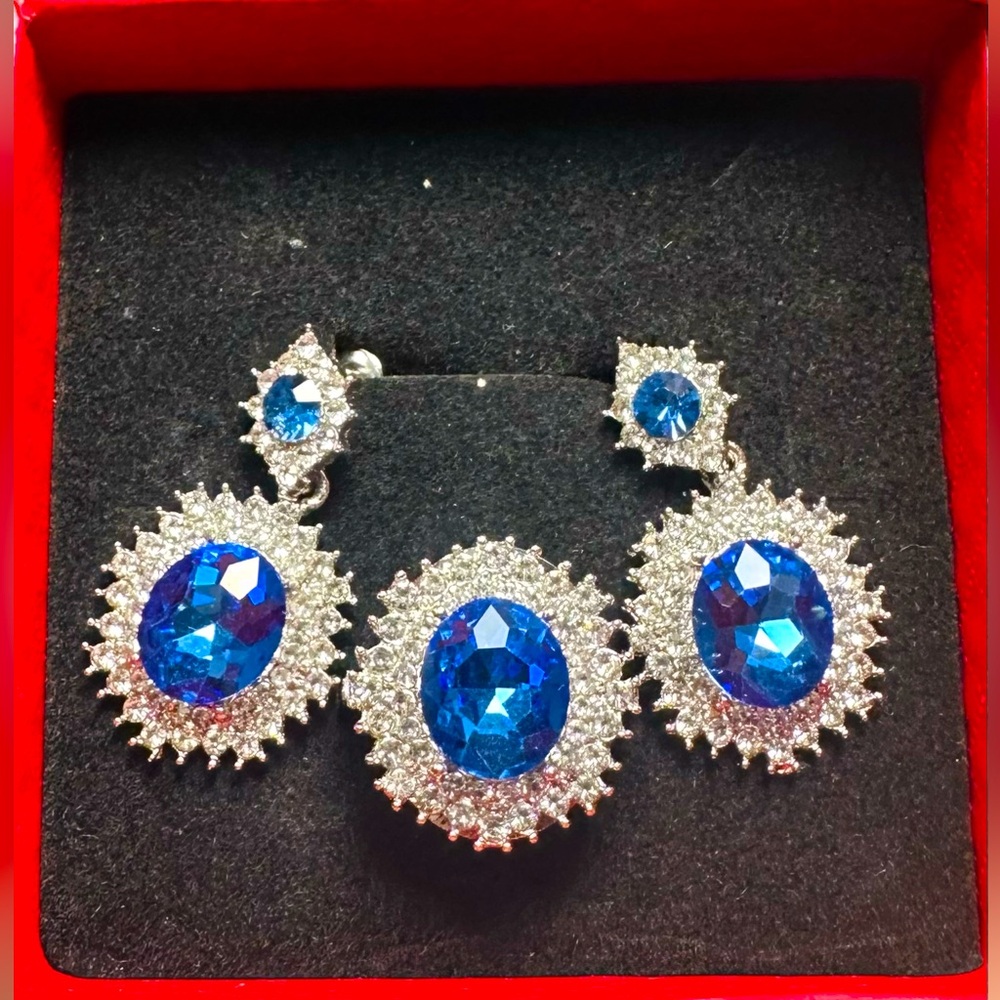 Jewelry set
Ocean blue crystal earrings and ring set